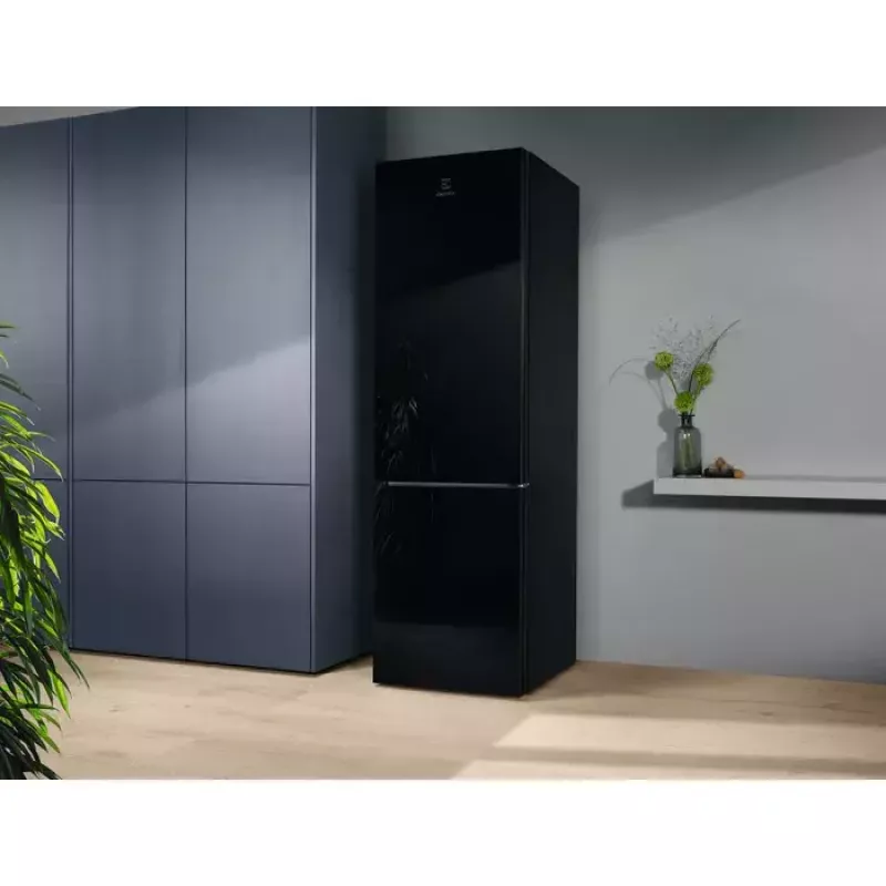 Electrolux LNT7ME36K2 ledusskapis ar saldētavu, 367 l (ledusskapis 266 l, saldētava 101 l), apakšējā saldētava, No Frost, enerģijas klase E, melns