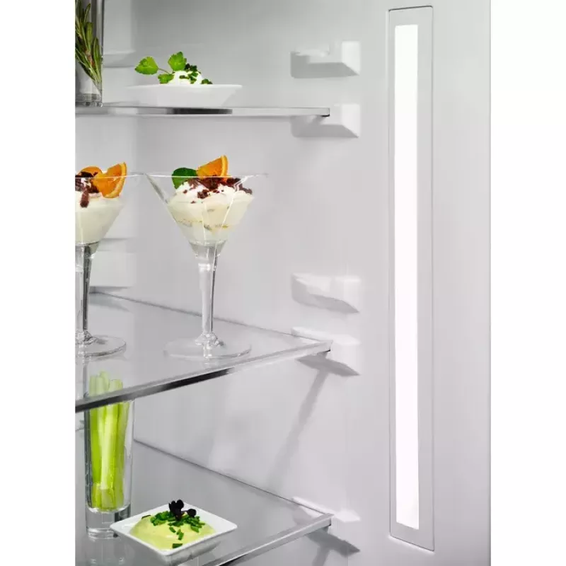 Electrolux LNT7ME36K2 ledusskapis ar saldētavu, 367 l (ledusskapis 266 l, saldētava 101 l), apakšējā saldētava, No Frost, enerģijas klase E, melns