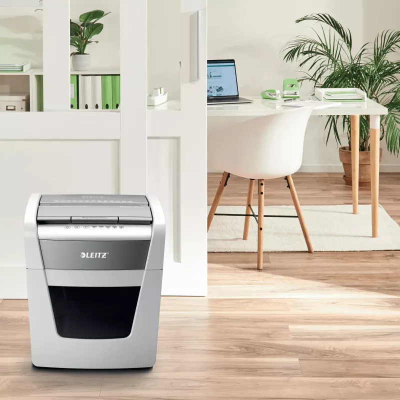 Papīra smalcinātājs LEITZ IQ Autofeed Small Office50 P4 — mikro griezums 4x28 mm, 50 lokšņu automātiskā padeve, 22 cm ieplūde, 20 L tvertne