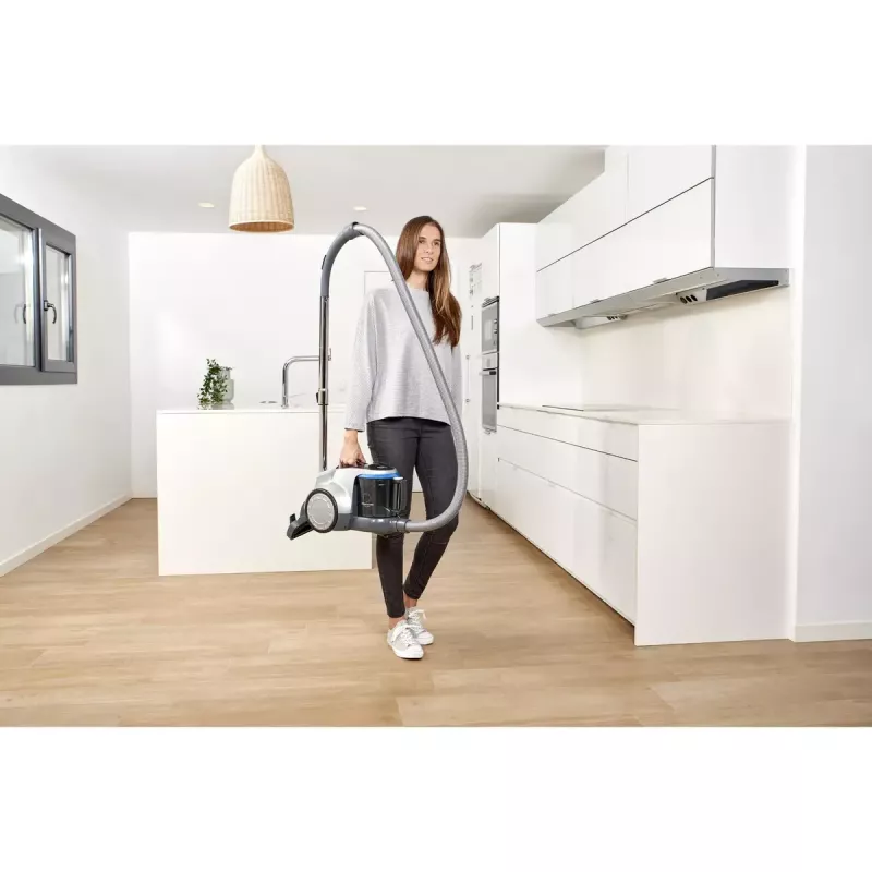 Cilindriskais putekļsūcējs Black & Decker BXVML700E — 700 W, 2 L putekļu tvertne, cikloniskā filtrācija, EPA filtrs, gumijas riteņi