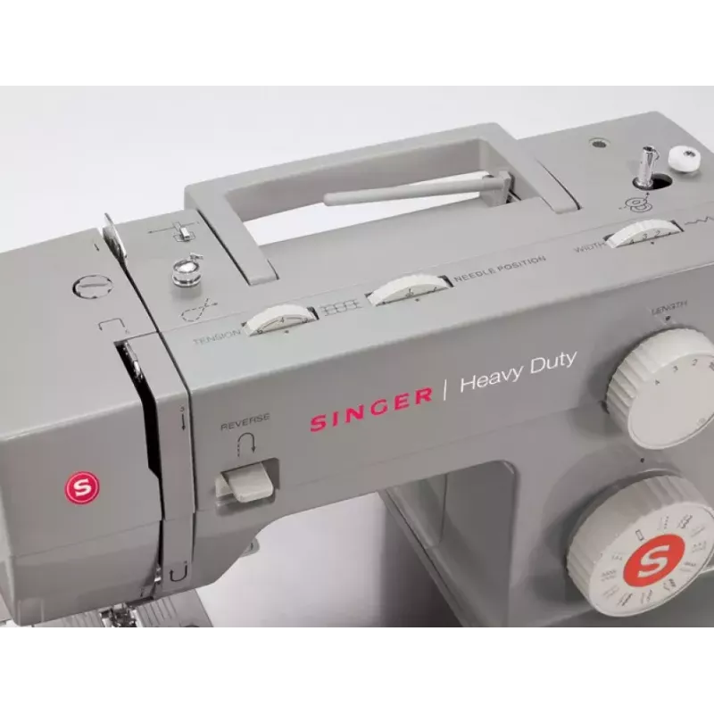 Automātiskā šujmašīna SINGER Heavy Duty 4432 — 32 dūrienu raksti, 1100 apgr./min, 6 mm dūriena platums, brīvā roka, 120 V