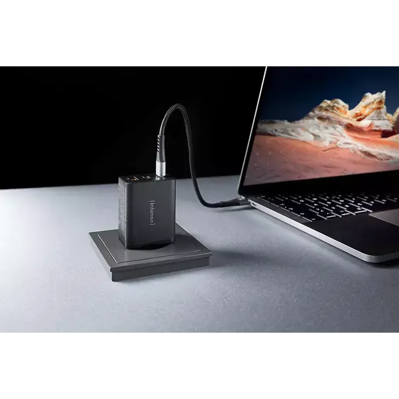 Strāvas adapteris Intenso W65ACC USB-A un USB-C pieslēgvietas melns