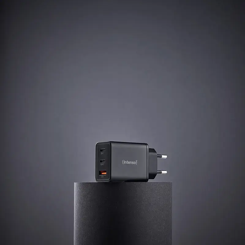 Strāvas adapteris Intenso W65ACC USB-A un USB-C pieslēgvietas melns
