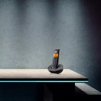 Bezvadu DECT tālrunis MOTOROLA E201 — bezvadu klausule ar brīvroku funkciju, līdz 50 reģistrācijām
