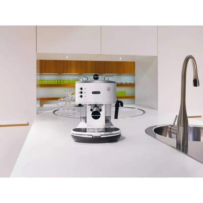 Espresso kafijas automāts De’Longhi ECO 311.W — manuāls 15 bāri, 1,4 l ūdens tvertne, 2 krūzēm, sildīšanas funkcija, darbvirsmai