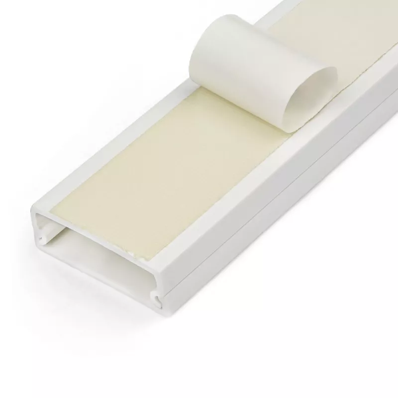StarTech.com ciets kabeļu pārvaldības kanāls ar līmlenti un vāku, 1-1/4 collas (32 mm) P x 3/8 collas (11 mm) A - 3 pēdu (1 m) garums, PVC tīkla/strāvas vadu slēptuve/sienas vadu vadukts, maks. 12 kabeļi, UL sertificēts