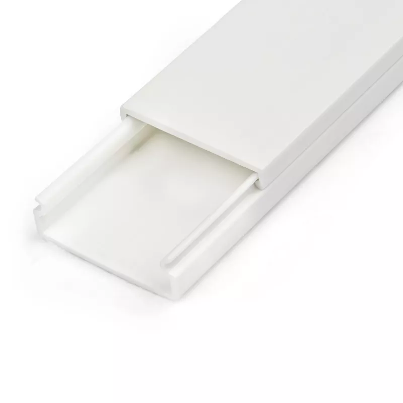 StarTech.com ciets kabeļu pārvaldības kanāls ar līmlenti un vāku, 1-1/4 collas (32 mm) P x 3/8 collas (11 mm) A - 3 pēdu (1 m) garums, PVC tīkla/strāvas vadu slēptuve/sienas vadu vadukts, maks. 12 kabeļi, UL sertificēts