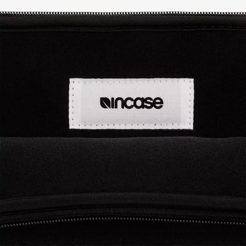 Incase Classic 38,1 cm (15 collu) uzmavas futrālis melns