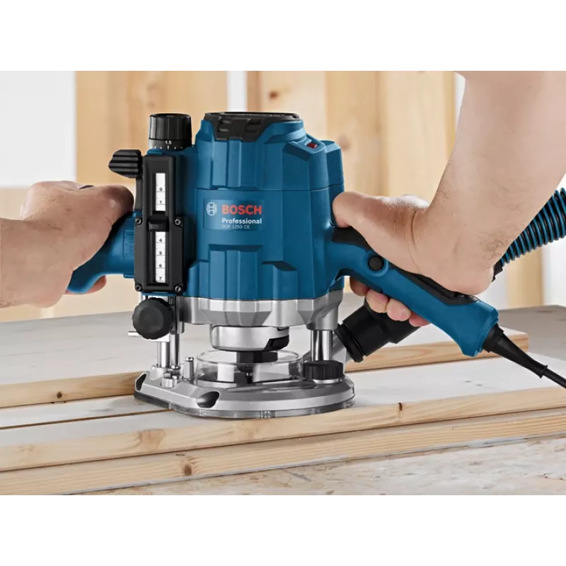 Bosch GOF 1250 CE melns, zils 24000 apgr./min 1250 W