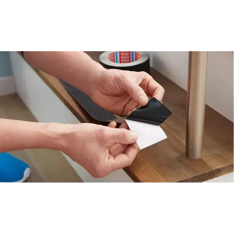 Neslīdoša vannas sloksne TESA 55588 melna