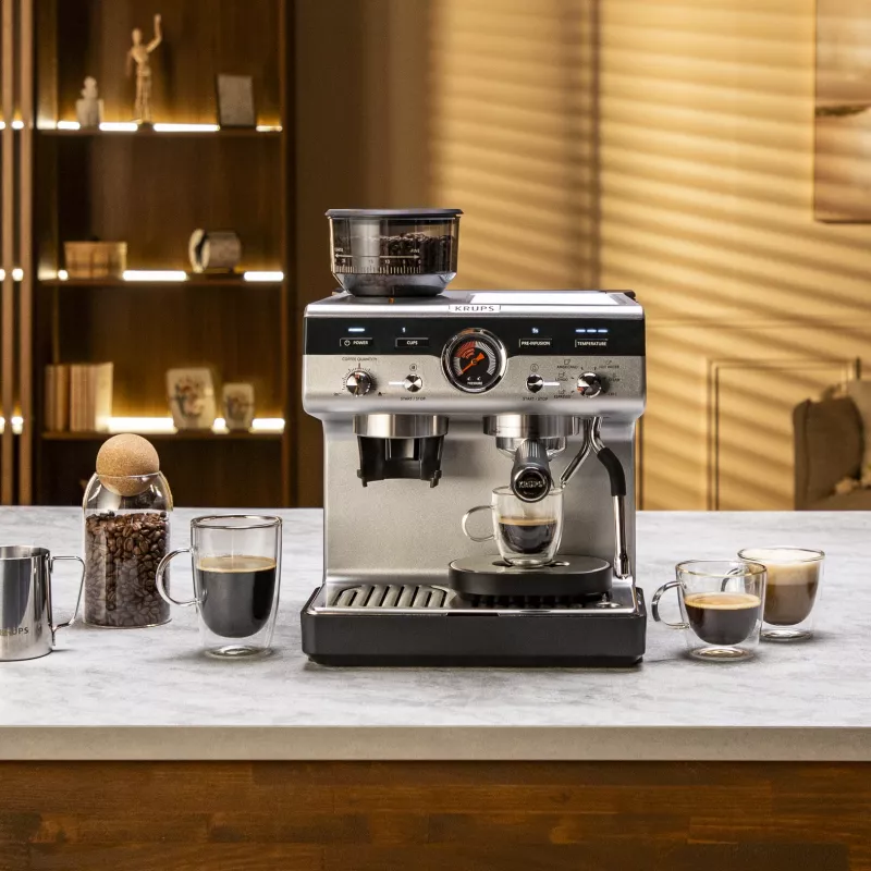Espresso automāts KRUPS XP801T pusautomātiskais ar iebūvētu dzirnaviņu, 3 L ūdens tvertne, 2 krūzīšu padeve, melns/nerūsējošais tērauds