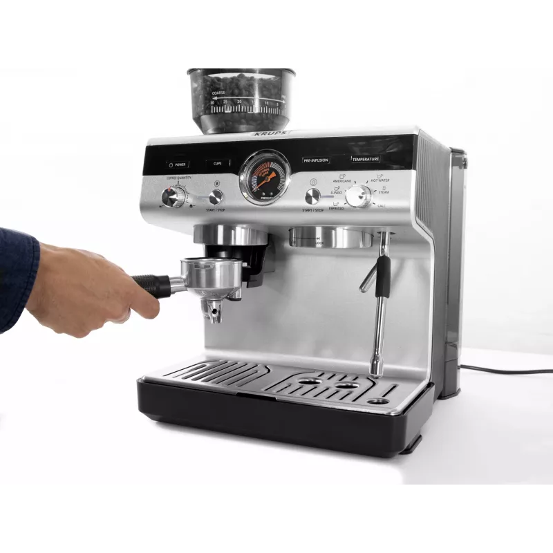 Espresso automāts KRUPS XP801T pusautomātiskais ar iebūvētu dzirnaviņu, 3 L ūdens tvertne, 2 krūzīšu padeve, melns/nerūsējošais tērauds
