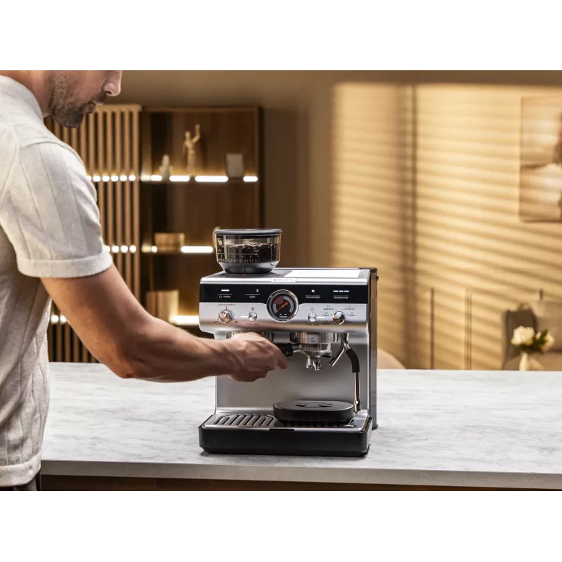 Espresso automāts KRUPS XP801T pusautomātiskais ar iebūvētu dzirnaviņu, 3 L ūdens tvertne, 2 krūzīšu padeve, melns/nerūsējošais tērauds