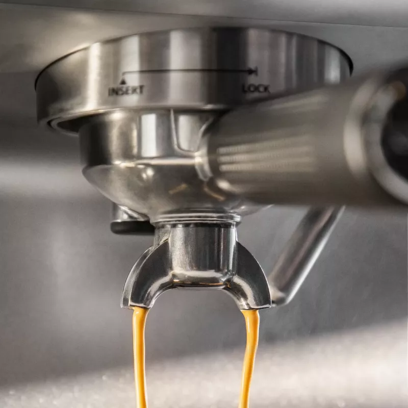 Espresso automāts KRUPS XP801T pusautomātiskais ar iebūvētu dzirnaviņu, 3 L ūdens tvertne, 2 krūzīšu padeve, melns/nerūsējošais tērauds