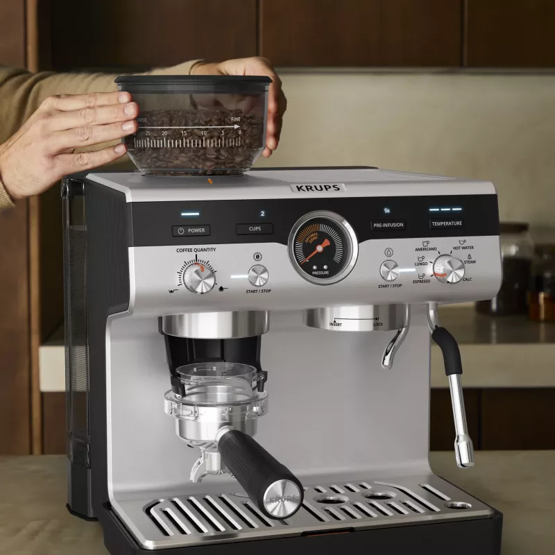 Espresso automāts KRUPS XP801T pusautomātiskais ar iebūvētu dzirnaviņu, 3 L ūdens tvertne, 2 krūzīšu padeve, melns/nerūsējošais tērauds