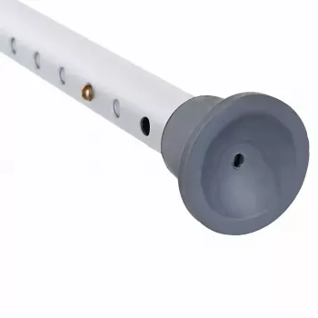 Rotējošs dušas ķeblītis ActionMed KP400AM — apaļš kompakts grozāms dušas sēdeklis, regulējams augstums, 4 kājas, neslīdoši uzgaļi, sudraba