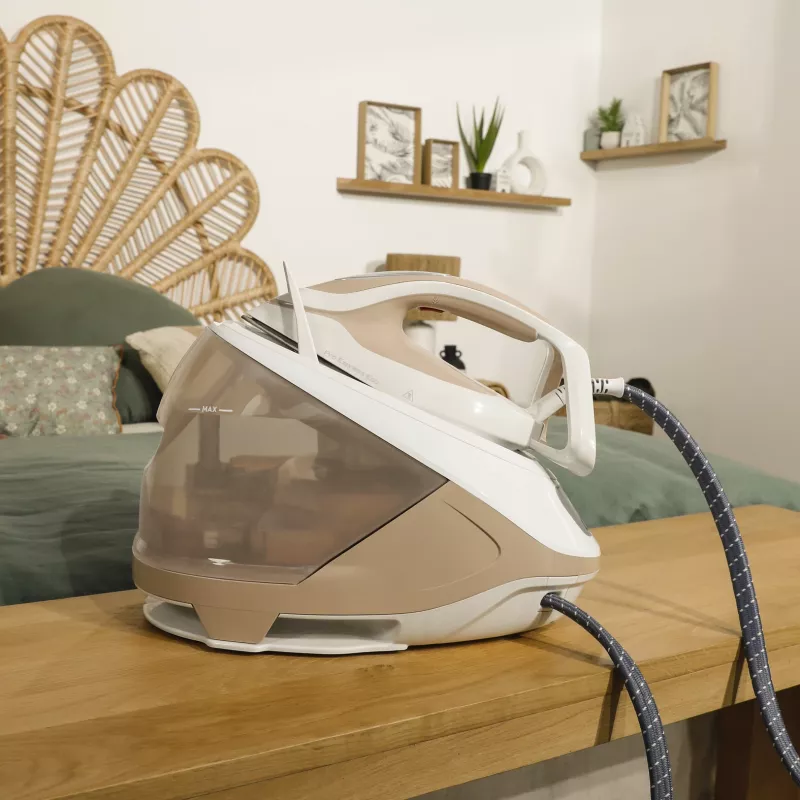 Tefal Pro Express Eco GV9E22E0 tvaika gludināšanas stacija 2200 W 1,8 L Durilium AirGlide Autoclean zole Bēša, Balta