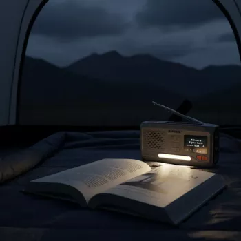 Pārnēsājams uzvelkamais radio Marmitek RESQ 100 — DAB/DAB+/FM, 3 W, LCD, USB‑C, 3,5 mm ligzda, gaiši pelēks