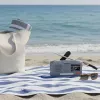 Pārnēsājams uzvelkamais radio Marmitek RESQ 100 — DAB/DAB+/FM, 3 W, LCD, USB‑C, 3,5 mm ligzda, gaiši pelēks
