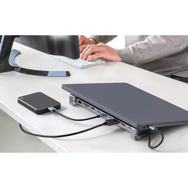 Manhattan USB-C dokstacija/cilnis ar karšu lasītāju un MST, pieslēgvietas (x7): Ethernet, HDMI (x2 4k@60Hz), USB-A (x3) un USB-C, ar Power Delivery (PD) 100 W – nepieciešams ārējs USB-C lādētājs (nav komplektā). Darbojas ar USB strāvu (nav nepieciešams ārējs barošanas avots), kad PD netiek izmantots