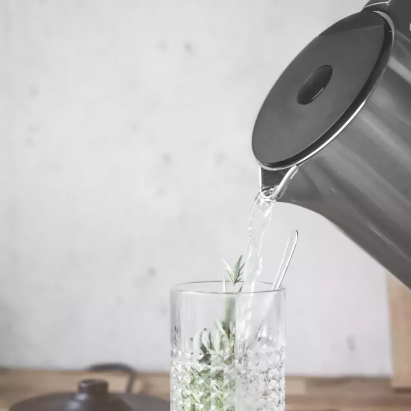 Elektriskā tējkanna GASTROBACK Design Cool Touch 1,5 L 2200 W, nerūsējošais tērauds/melna