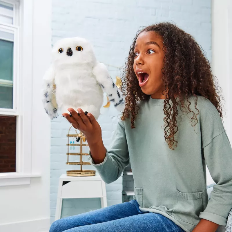 Wizarding World Harry Potter, Enchanting Hedwig interaktīvā pūce ar vairāk nekā 15 skaņām un kustībām un Cūkkārpas aploksne, bērnu rotaļlietas vecumam no 5 gadiem