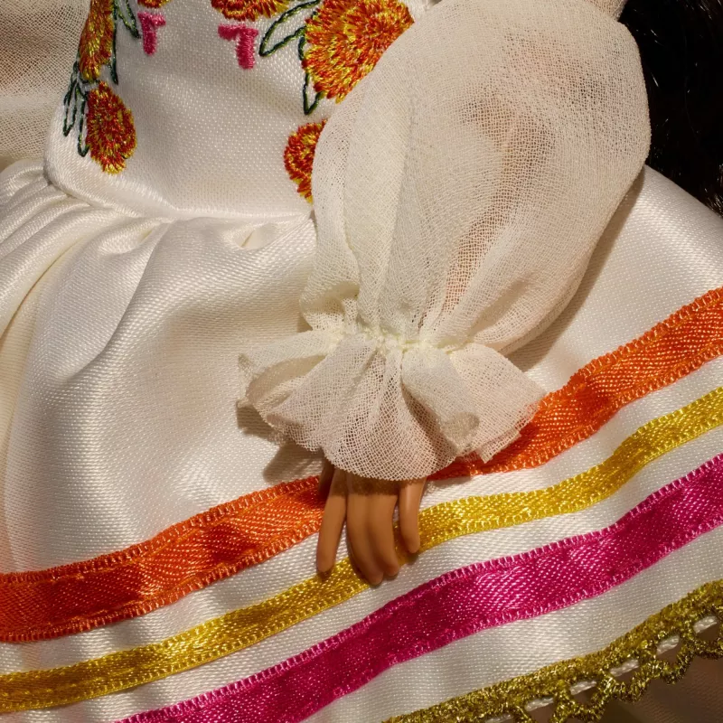 Barbie Signature Día De Muertos 2025 kolekcionējamā lelle ar volānveida krēmkrāsas kleitu