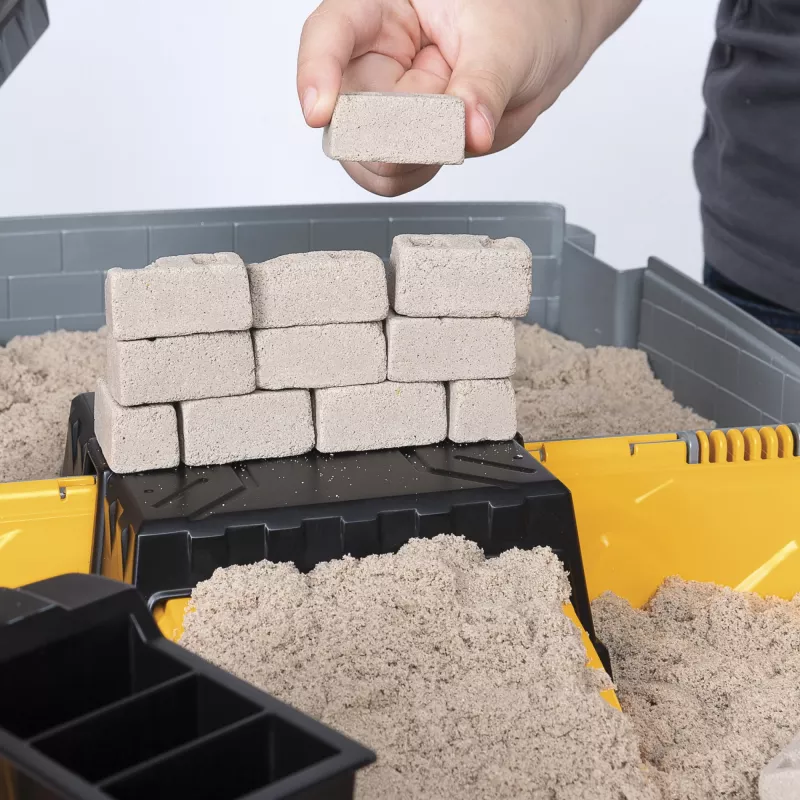 Kinetic Sand, Būvlaukums – saliekamā smilšu kaste ar 2 mārciņām spēļu smilšu un rotaļu kravas automašīnu, uzglabāšanas kaste, sensoriskās rotaļlietas, svētku dāvanas bērniem no 3 gadu vecuma