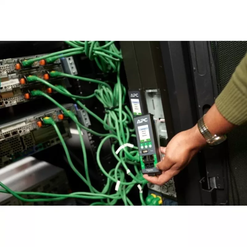 Rack PDU APC NetShelter Advanced Switched 3-fāžu 43.5 kW (400V 63A) vai 34.6 kW (415V 60A), 42 izejas, IEC 60309 ieeja