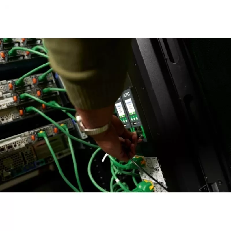 Rack PDU APC NetShelter Advanced Switched 3-fāžu 43.5 kW (400V 63A) vai 34.6 kW (415V 60A), 42 izejas, IEC 60309 ieeja