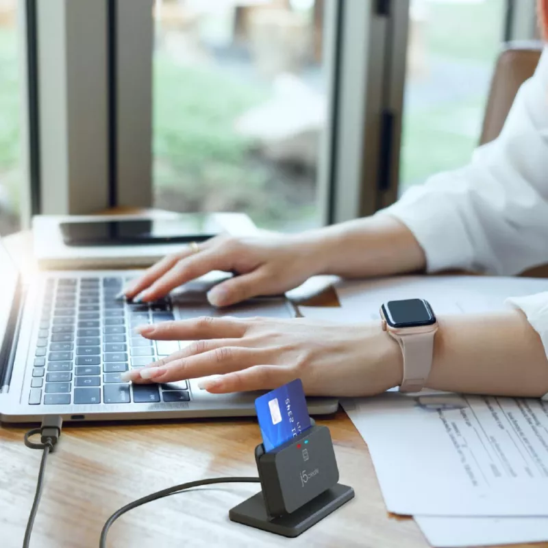 j5create JUR261 USB™ viedkaršu / CAC lasītāja statīvs, USB Type-A/USB Type-C, melns, 95 g