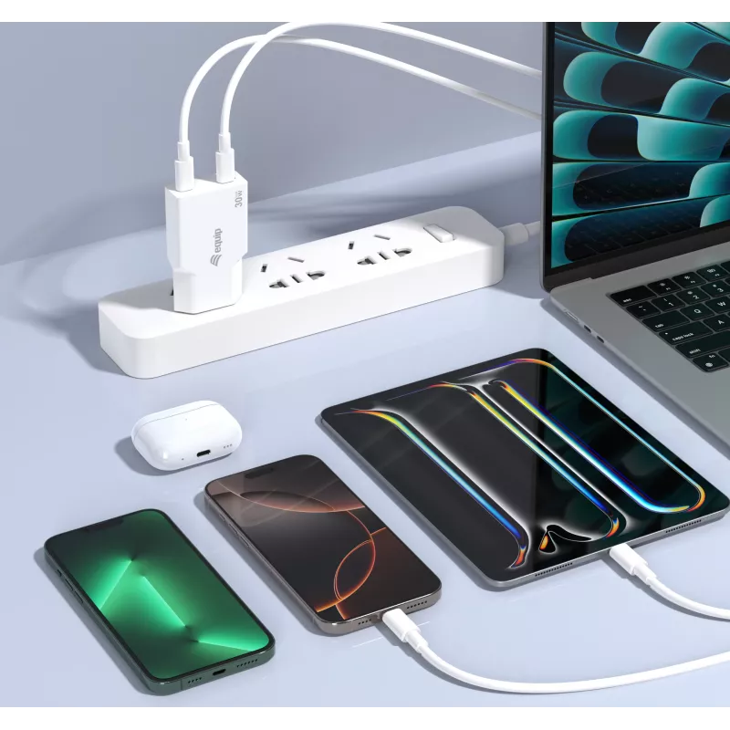 EQUIP 2-Port 30W GaN plāns USB-C PD lādētājs — 2 USB-C pieslēgvietas, 100–240V ieeja, maks. 20V izeja, balts