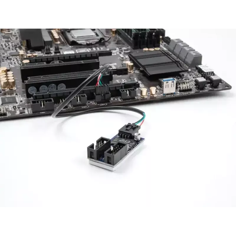 Iekšējais USB kabelis DELOCK 83025 — USB 2.0 4-pin uz 10-pin, 0.03 m, melns