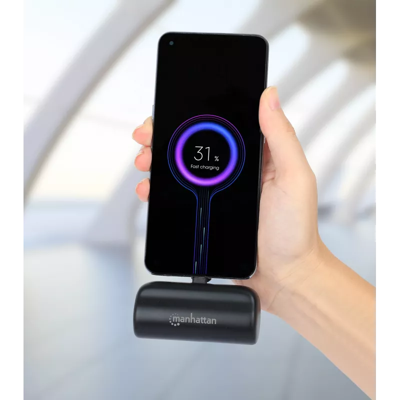 Manhattan ārējais akumulators ar integrētu USB-C spraudni, 5000 mAh, līdz 20 W jauda, izvelkams balsts lietošanai kā uzlādes tālruņa turētājs, melns, viena gada garantija