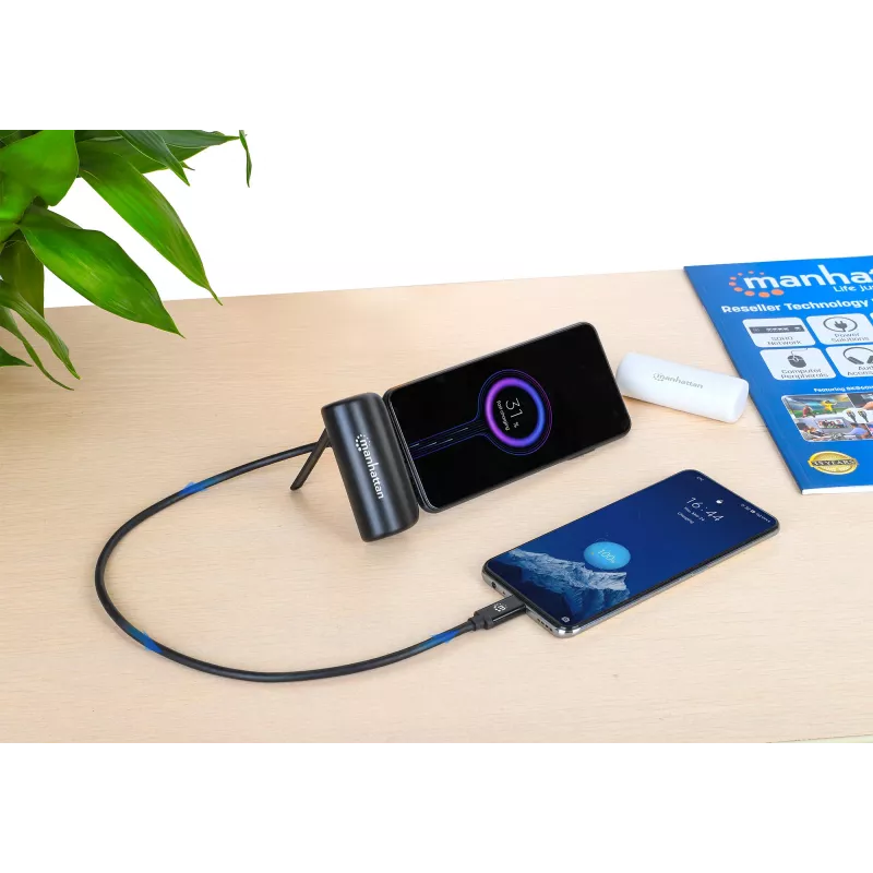 Manhattan ārējais akumulators ar integrētu USB-C spraudni, 5000 mAh, līdz 20 W jauda, izvelkams balsts lietošanai kā uzlādes tālruņa turētājs, melns, viena gada garantija