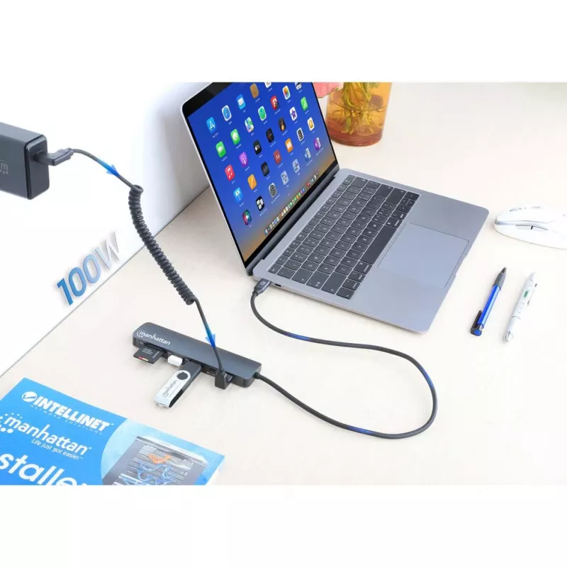 Manhattan USB-C dokstacija/hubs ar karšu lasītāju, pieslēgvietas (x5): HDMI, USB-A (x2) un USB-C (x2), ar strāvas piegādi (PD) 100 W – nepieciešams ārējs USB-C lādētājs (nav komplektā). Darbojas ar USB strāvu (ārējs strāvas adapteris nav nepieciešams), kad PD netiek izmantots.