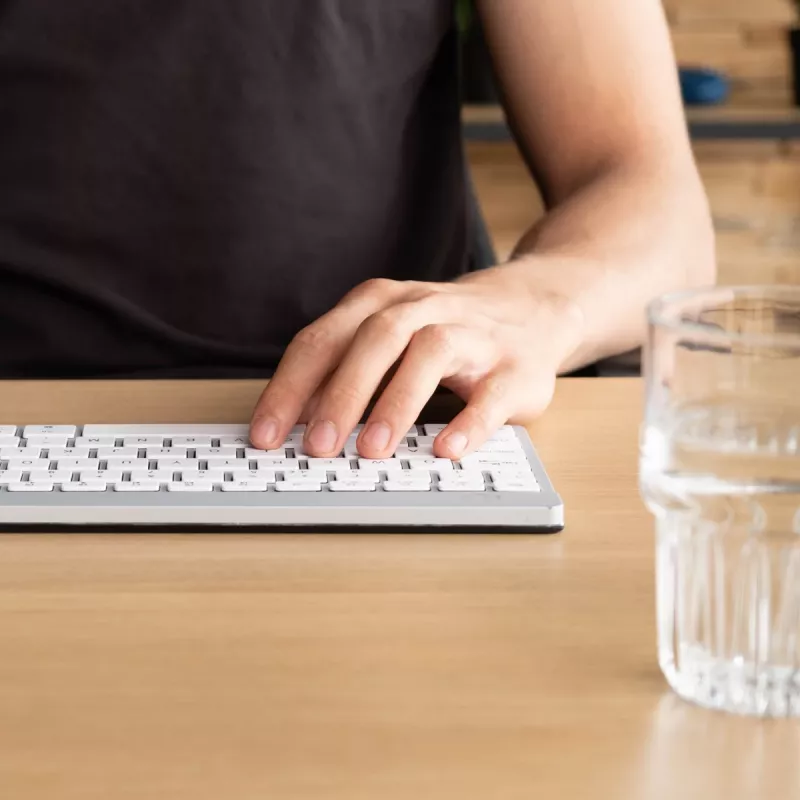 R-Go Tools Ergonomiska tastatūra R-Go Compact Break, kompakta tastatūra ar pārtraukumu programmatūru, AZERTY (FR), Bluetooth, balta