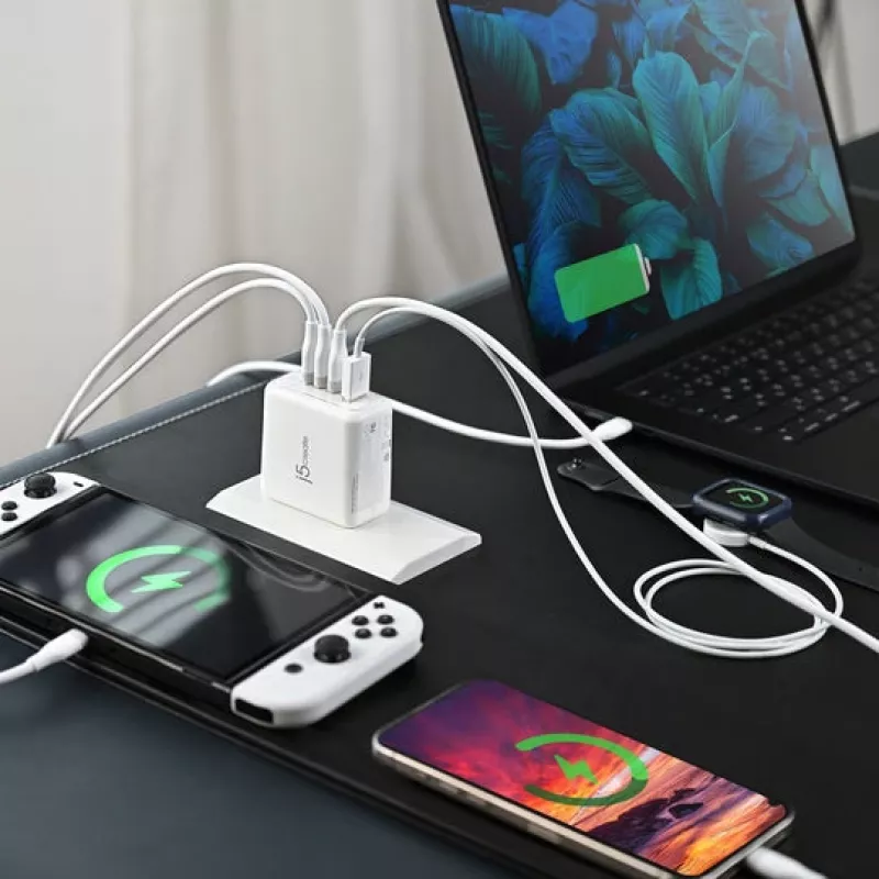 j5 create 70W GaN USB-C 4 portu lādētājs — iekštelpu, maiņstrāvas barošana, universāla saderība, balts