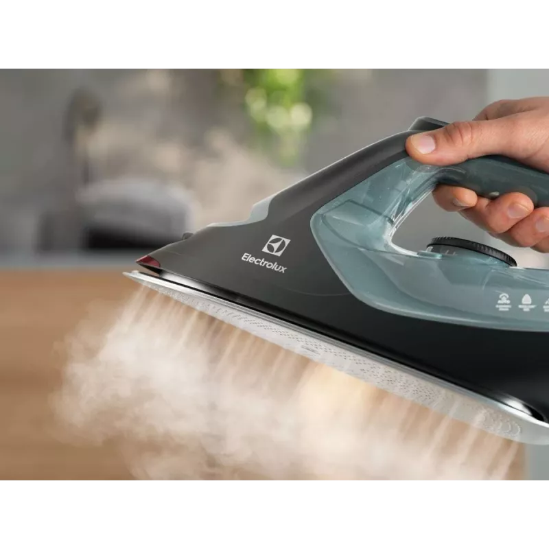 Electrolux E7SI2-6OG tvaika gludeklis ar RESILIUM zoli 2600 W melnā, tumši zaļā krāsā