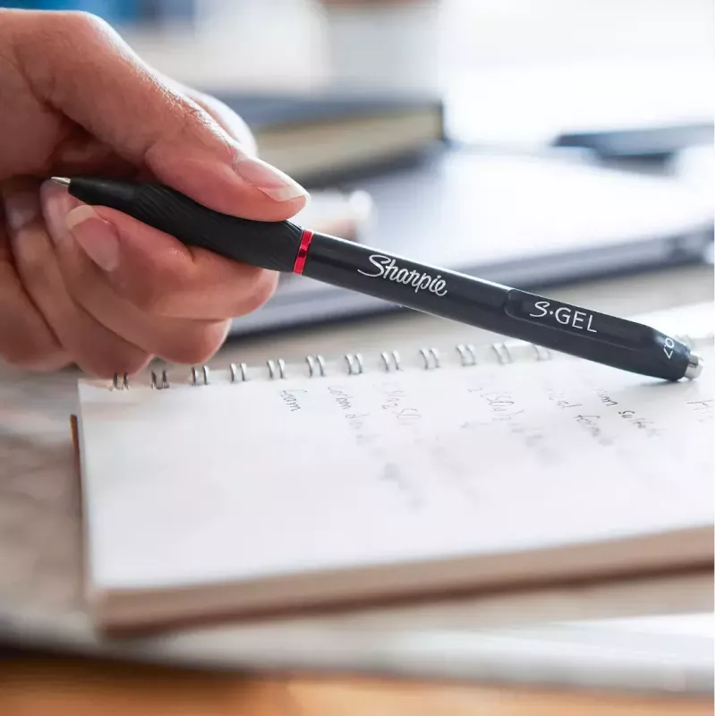 Izvelkama gēla pildspalva Sharpie S-Gel Melns — balts korpuss, 0,7 mm vidēji plats uzgalis, klips, piemērota abām rokām