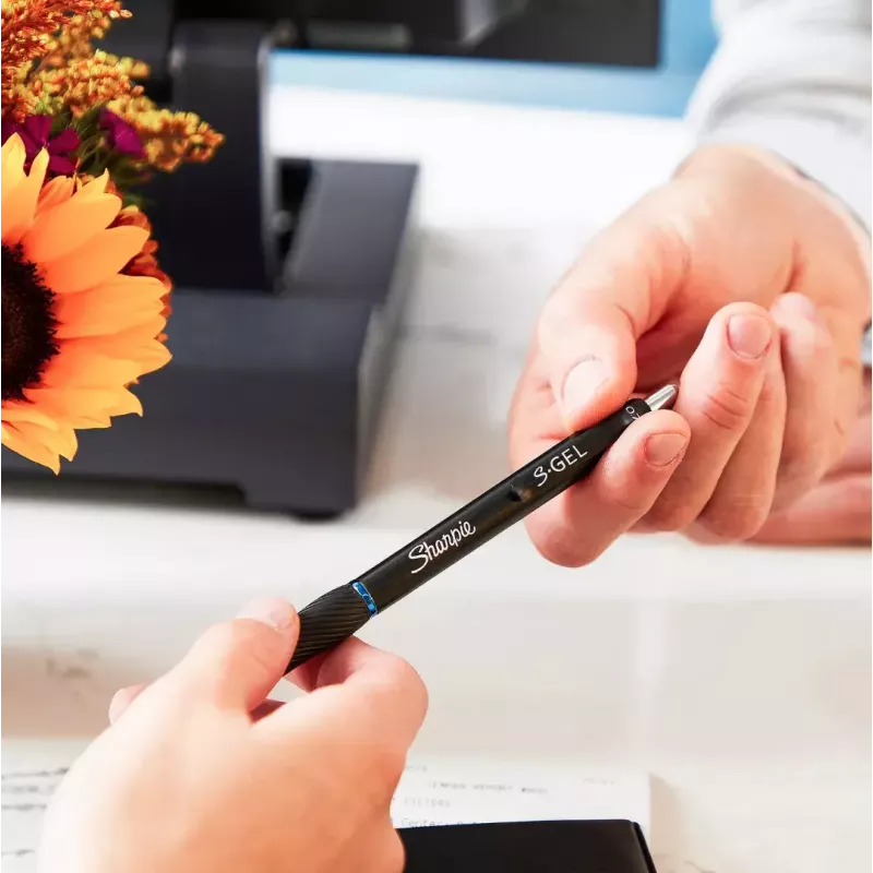 Izvelkama gēla pildspalva Sharpie S-Gel Melns — balts korpuss, 0,7 mm vidēji plats uzgalis, klips, piemērota abām rokām