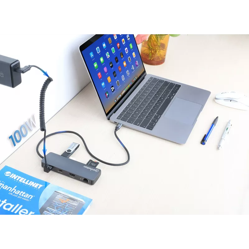 Manhattan USB-C dokstacija/rumbis ar karšu lasītāju, pieslēgvietas (7): Ethernet, HDMI, USB-A (3) un USB-C (2), ar Power Delivery (PD) 100 W – nepieciešams ārējs USB-C lādētājs (nav iekļauts). Darbināms ar USB (nav nepieciešams ārējs barošanas avots), ja PD netiek izmantots