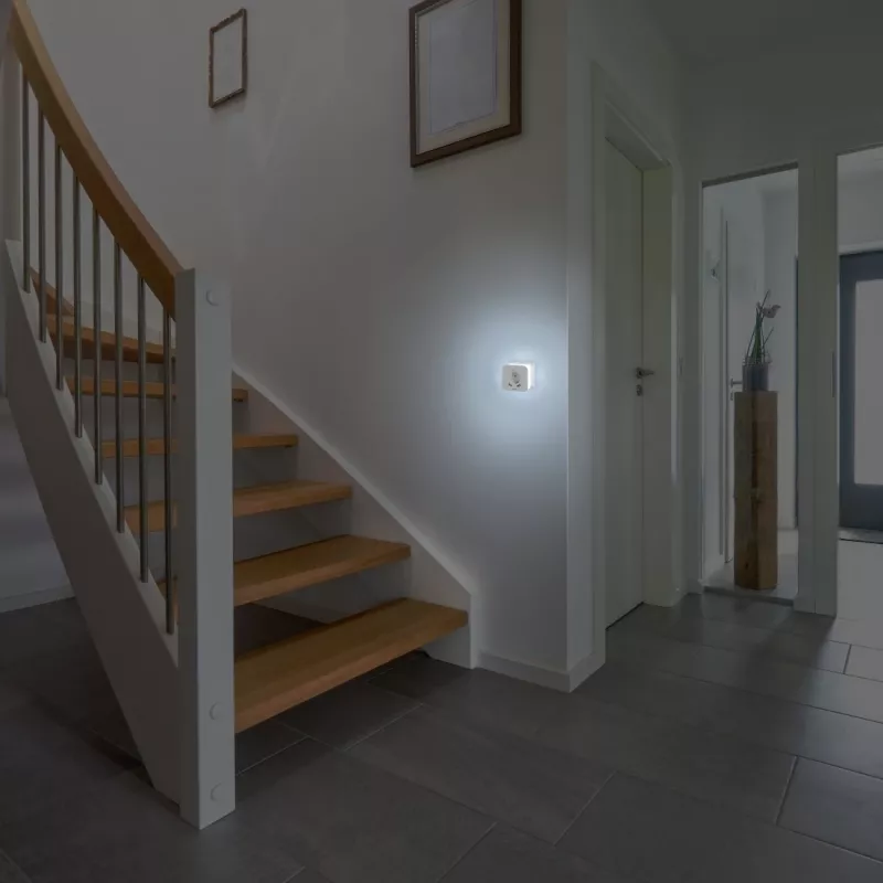 Hama 00223498 LED naktsgaismas ar kontaktligzdu, 2 USB izejām, kustības un gaismas sensoru