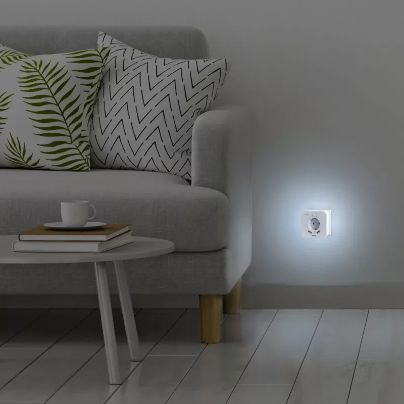 Hama 00223498 LED naktsgaismas ar kontaktligzdu, 2 USB izejām, kustības un gaismas sensoru
