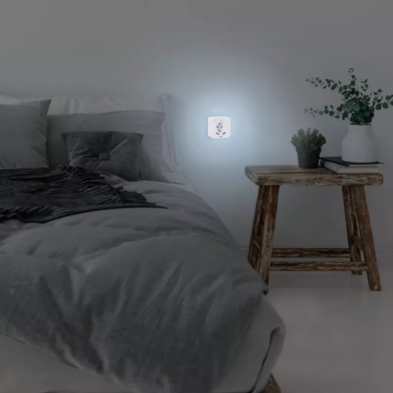 Hama 00223498 LED naktsgaismas ar kontaktligzdu, 2 USB izejām, kustības un gaismas sensoru