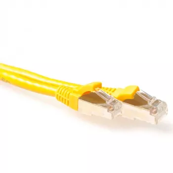 ACT dzeltens 0,5 metru SFTP CAT6A ielāpu vads ar aizsargu pret aizķeršanos un RJ45 savienotājiem