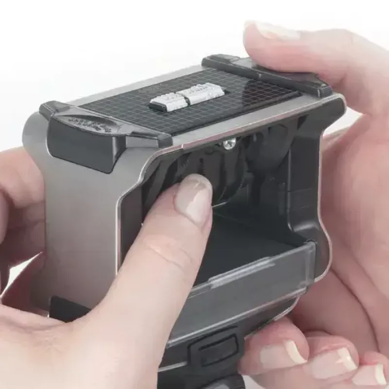 Pašrakstes datuma zīmogs Trodat 5030 — nospieduma izmērs 4 x 27 mm, izmērs 74 x 45 x 150 mm