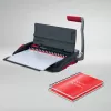 GBC CombBind® CB12 manuālā iesiešanas iekārta, ķemmes iesiešanas iekārta, manuāla, 165 lapas, melna, sarkana