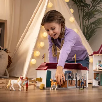 schleich HORSE CLUB Ezera krasta lauku māja un stallis, Māja, Zirgi, 5 gadi, Daudzkrāsains