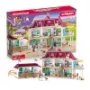 schleich HORSE CLUB Ezera krasta lauku māja un stallis, Māja, Zirgi, 5 gadi, Daudzkrāsains